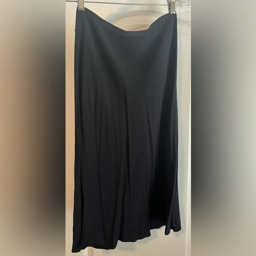 Elegant Black Women's Skirt - Picture 2 of 5